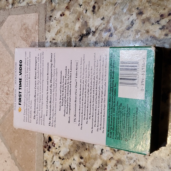 Lot of 2 Vintage The Berenstain Bears Christmas Tree & Learn About Strangers VHS - Picture 6 of 9